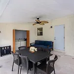 Chic Downtown Vacation Home And Guest Home