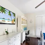 Chic Downtown Vacation Home And Guest Home