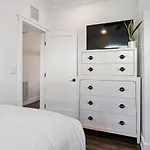 Stylish 3Br Oasis Heated Pool Guest House