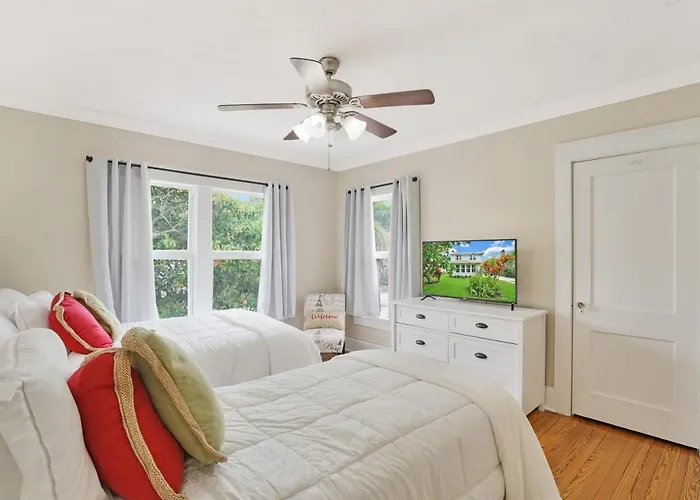Charming Historic Home And Cottage Minutes From The Intracoastal And The Beach