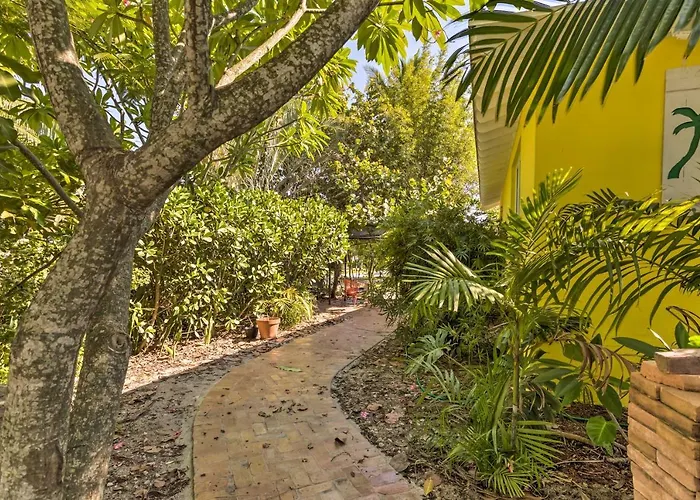 Vibrant West Palm Beach Home Less Than 2 Mi To Beach!