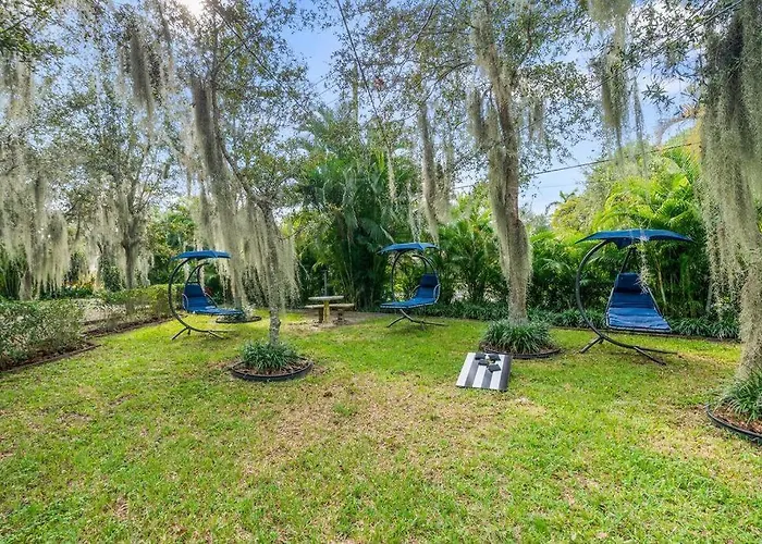 Tropical Oasis Located Near Lake With Pool And Hot Tub