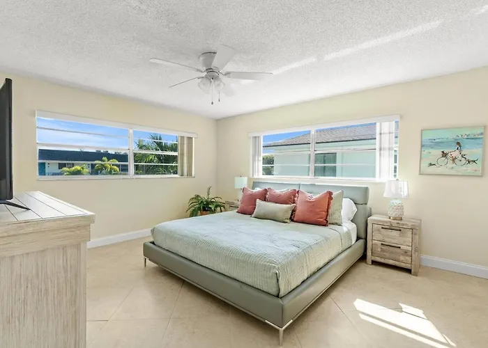 1 Block To The Beach! King Beds! Spacious!