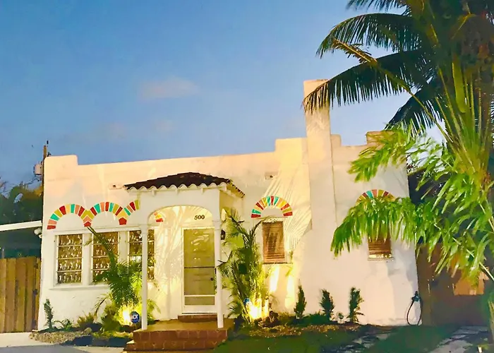 Poolside Tropical Getaway Easy Access To Fun