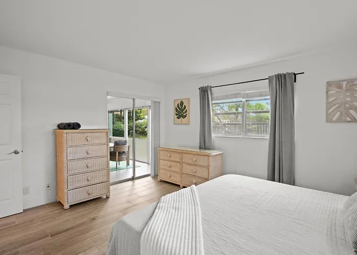 1 Block To The Beach! King Beds! Spacious, Modern