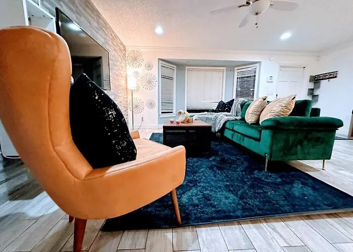 S&H Unlimited West Palm Beach 3 Bedroom Spacious House