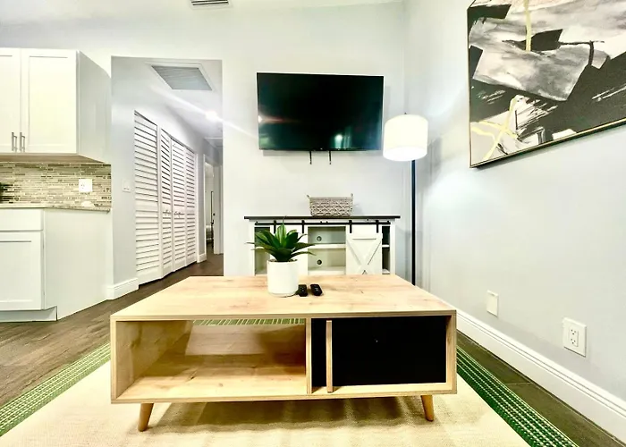Spacious Convenient 2/2, Perfect For Groups In Wpb
