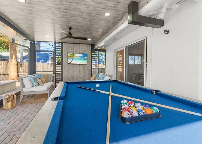 Bohemian Retreat-Heated Pool, Jacuzzi & Pool Table