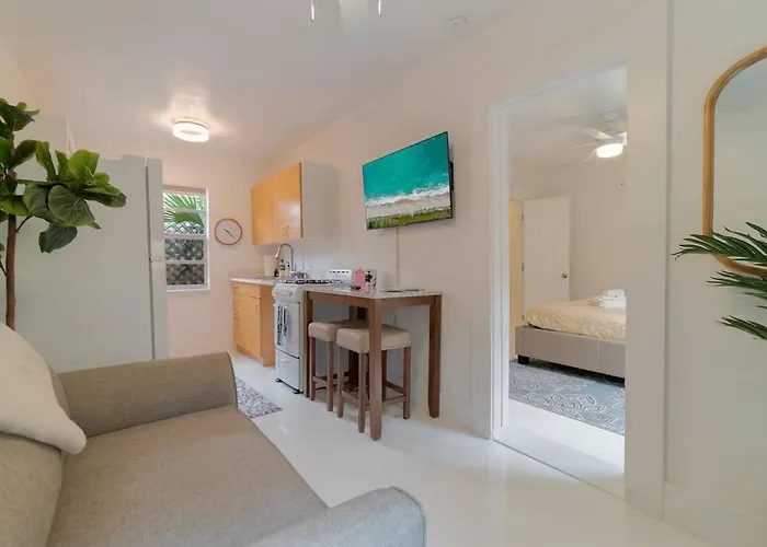 Quiet West Palm Beach Guest Cottage Near The Beach!
