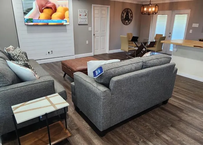 3 Bedroom 2 Bathroom Near The Beach, Big Yard