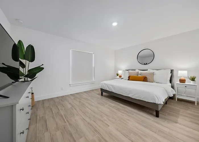 New! Few Minutes To Downtown, 10 To The Beach!