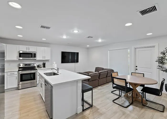 Bright & Spacious 3Br Close To Beaches