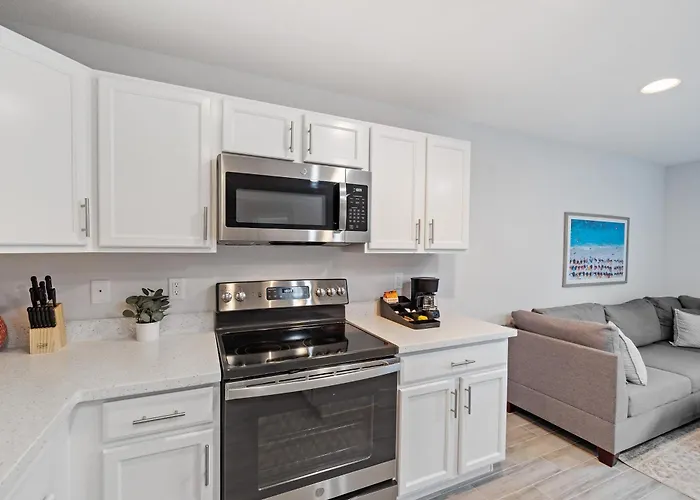 New! Few Minutes To Downtown, 10 To The Beach!