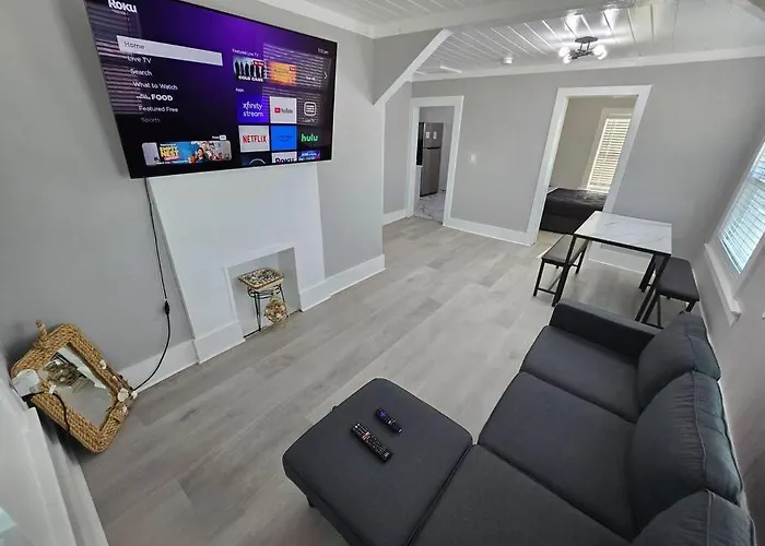 Casa Moderna, A Newly Renovated Modern Apartment