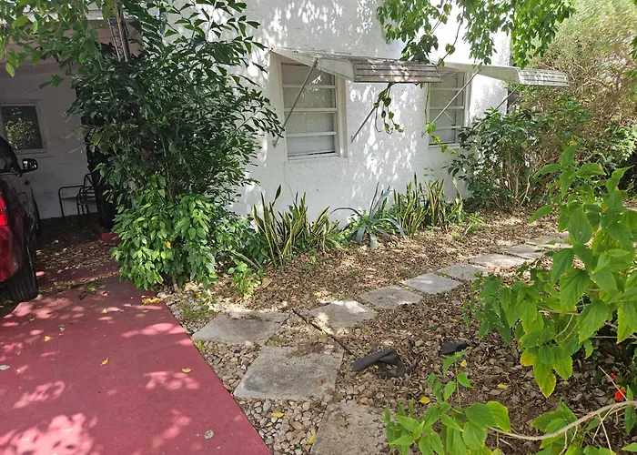 Stylish 3Br Home & Hottub Near Beaches & Downtown