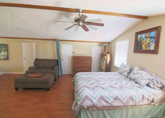 Tree-House Style Cabin Loft Apt North Palm Beach