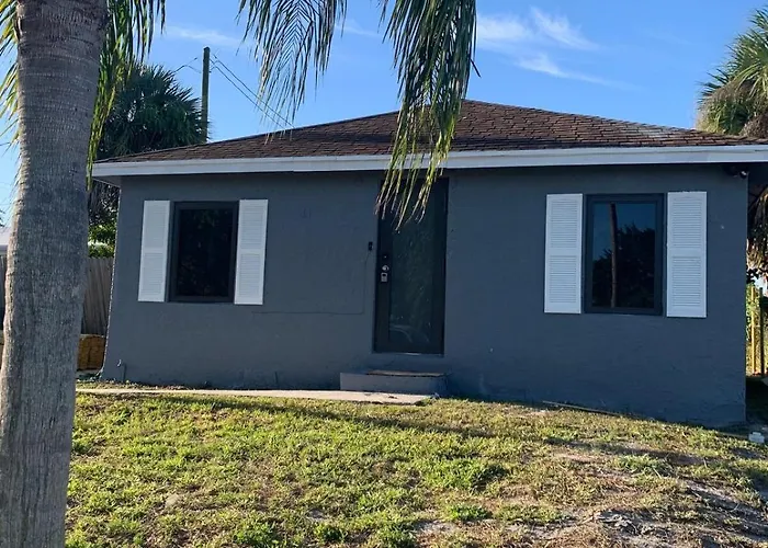 3 Bedrooms 1 Bathroom Entire Beach Side House