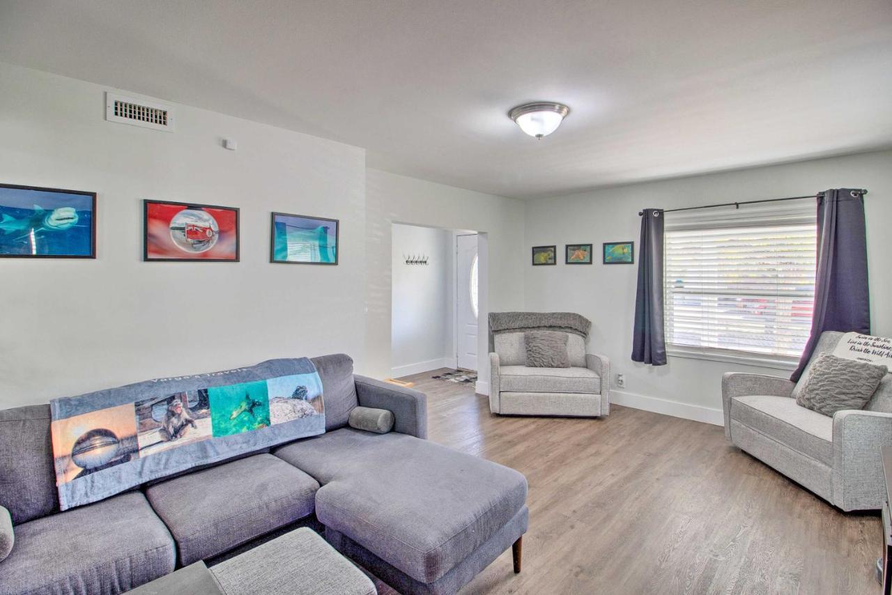 Updated With Patio And Yard Less Than 2 Mi To Palm Beach! Holiday home West Palm Beach