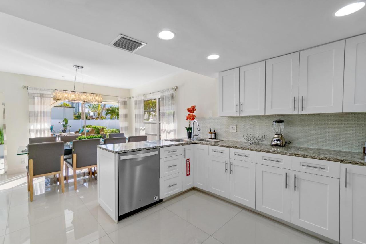 Heated Pool/htub & Pool W/tv Walk To Beach! Casa de férias