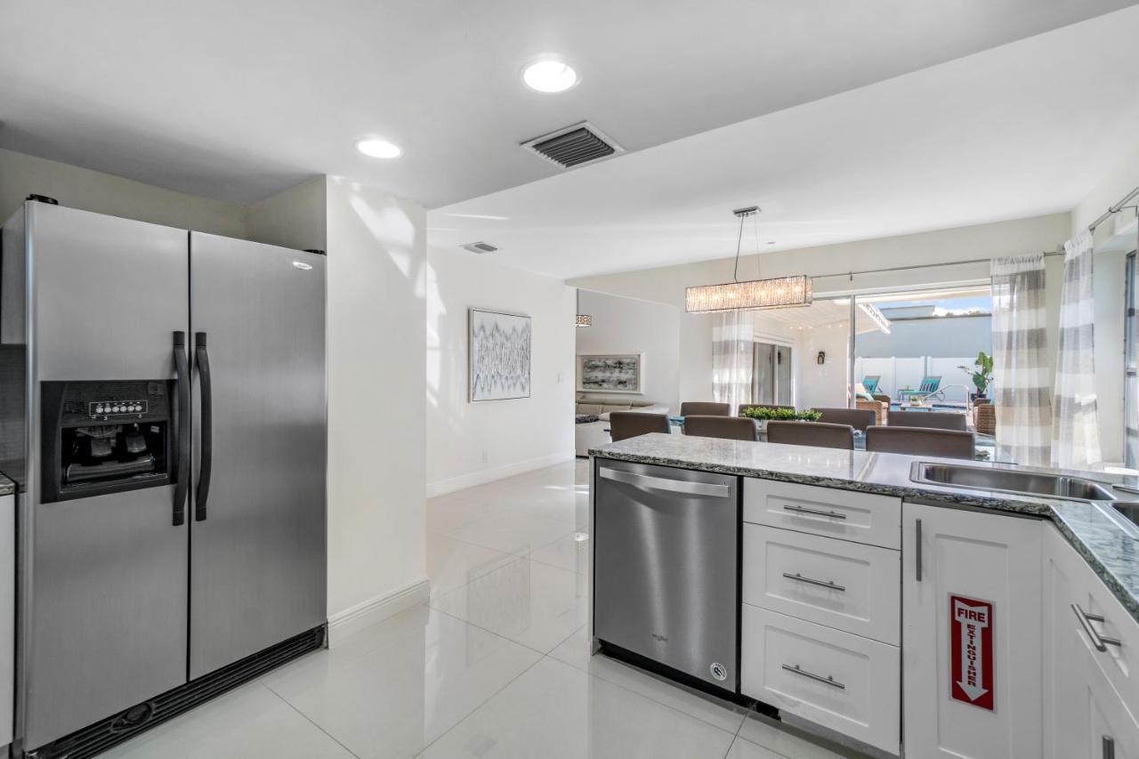 Heated Pool/htub & Pool W/tv Walk To Beach! West Palm Beach