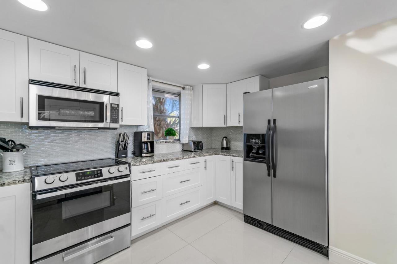 Heated Pool/htub & Pool W/tv Walk To Beach! * West Palm Beach