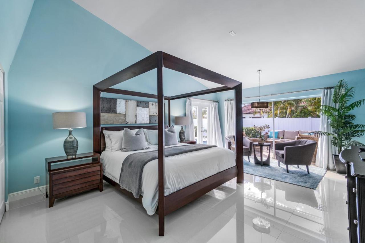 Heated Pool/htub & Pool W/tv Walk To Beach! West Palm Beach