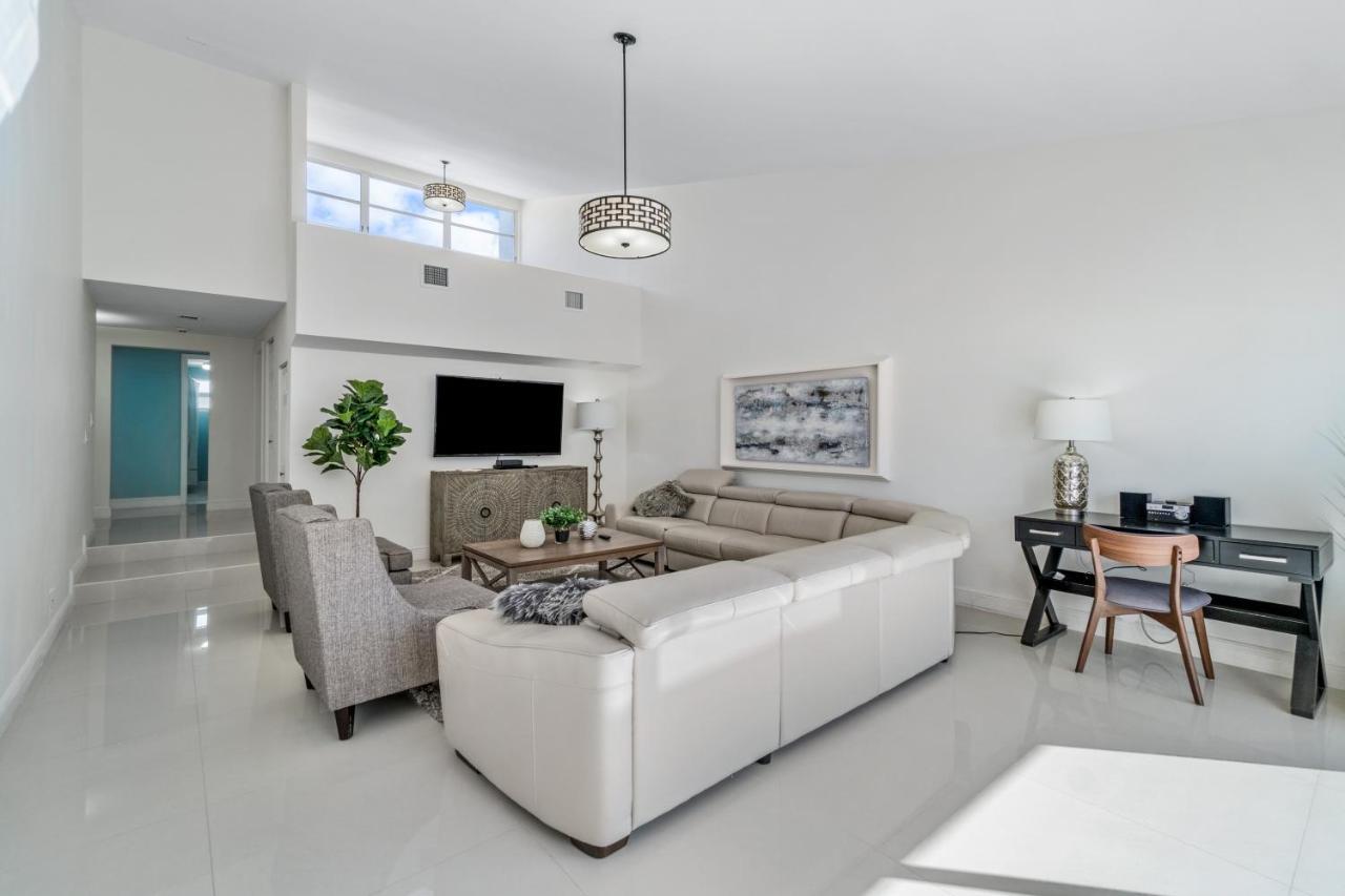 Heated Pool/htub & Pool W/tv Walk To Beach!