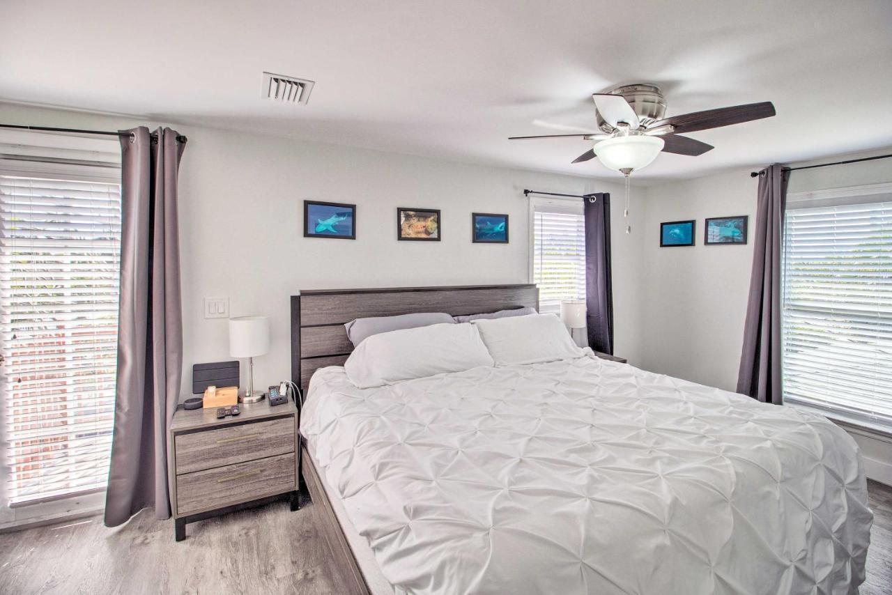 Updated With Patio And Yard Less Than 2 Mi To Palm Beach! *