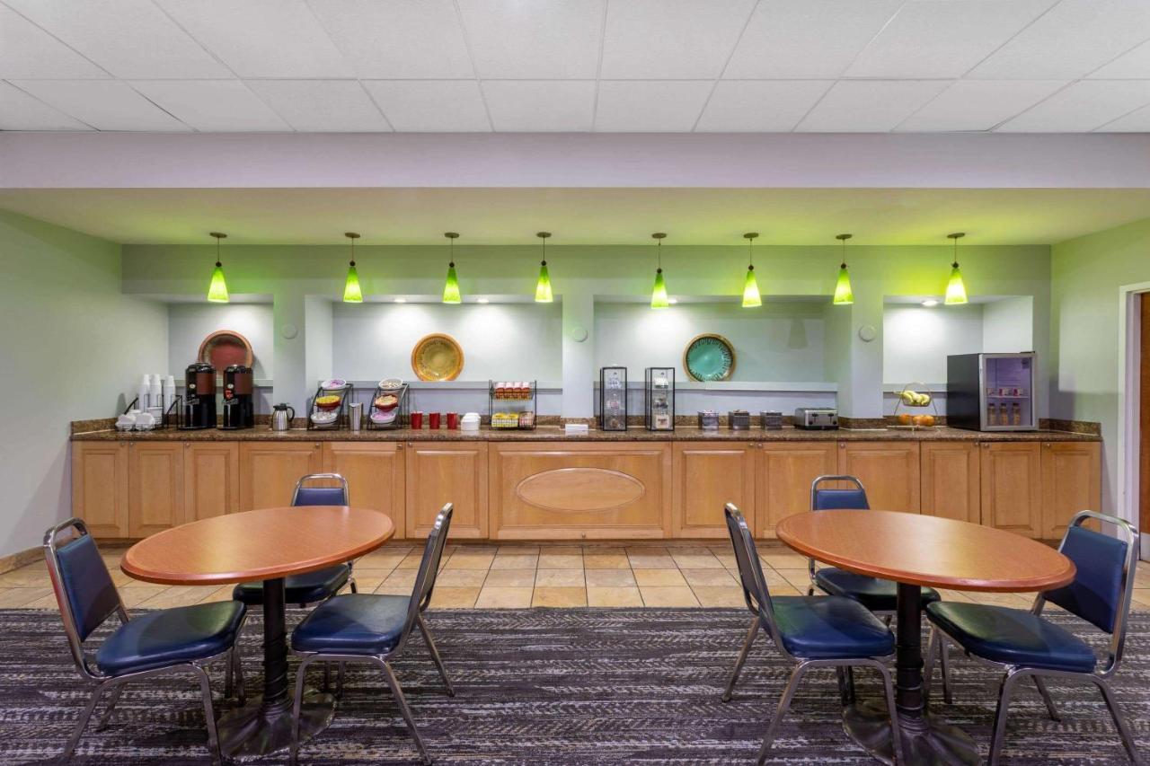 Ramada By Wyndham West Palm Airport 3*