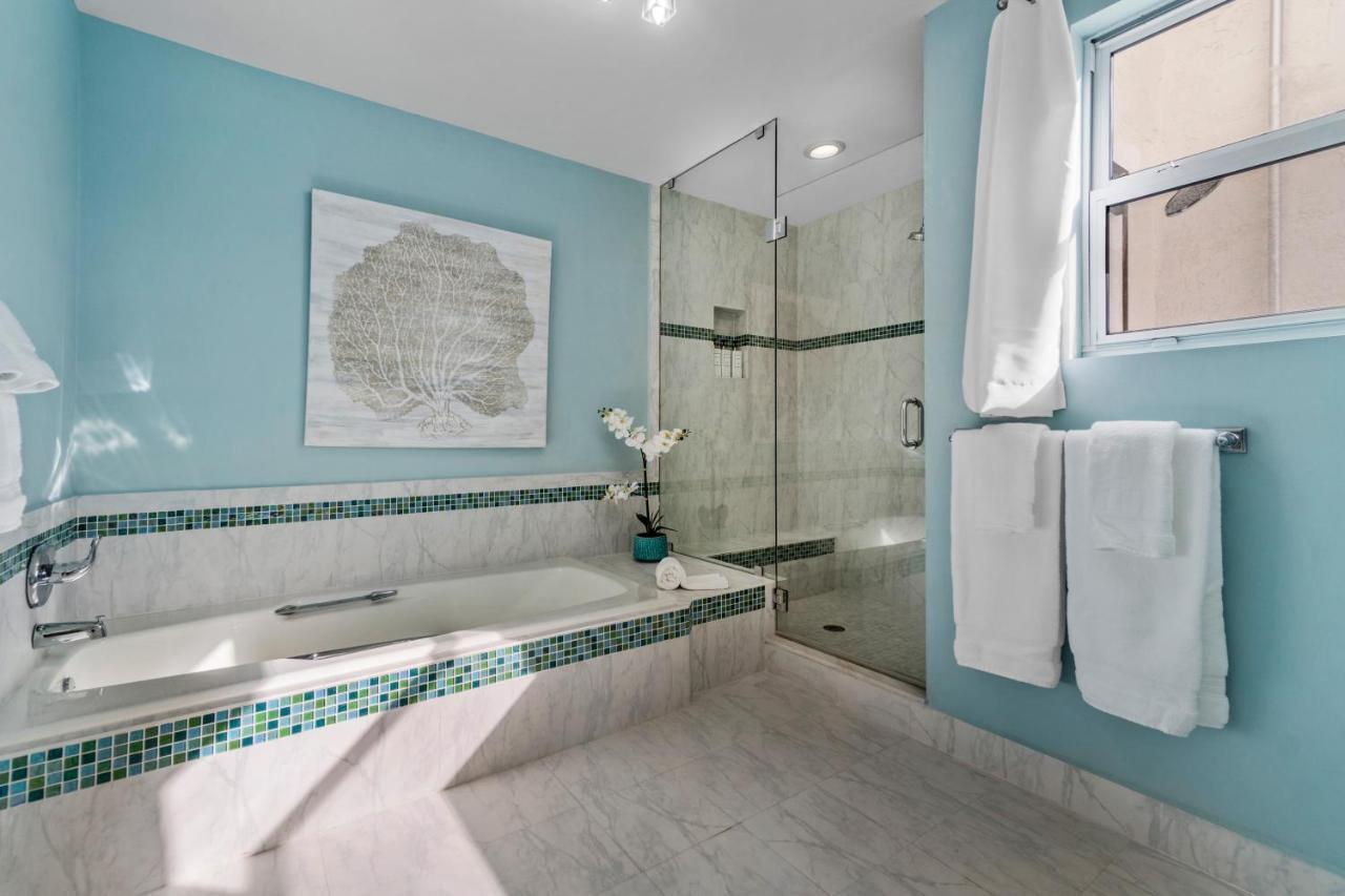 Heated Pool/htub & Pool W/tv Walk To Beach! Casa de férias