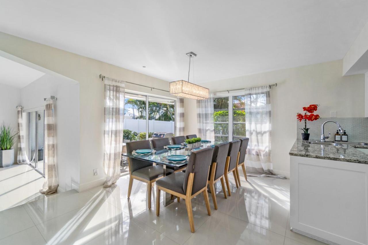 Heated Pool/htub & Pool W/tv Walk To Beach! West Palm Beach