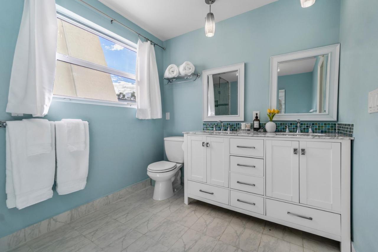 Heated Pool/htub & Pool W/tv Walk To Beach! * West Palm Beach