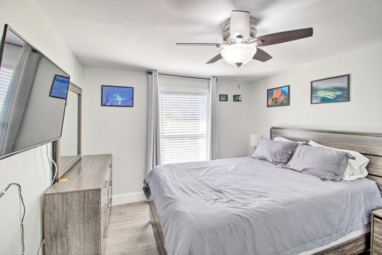 Updated With Patio And Yard Less Than 2 Mi To Palm Beach! Holiday home West Palm Beach