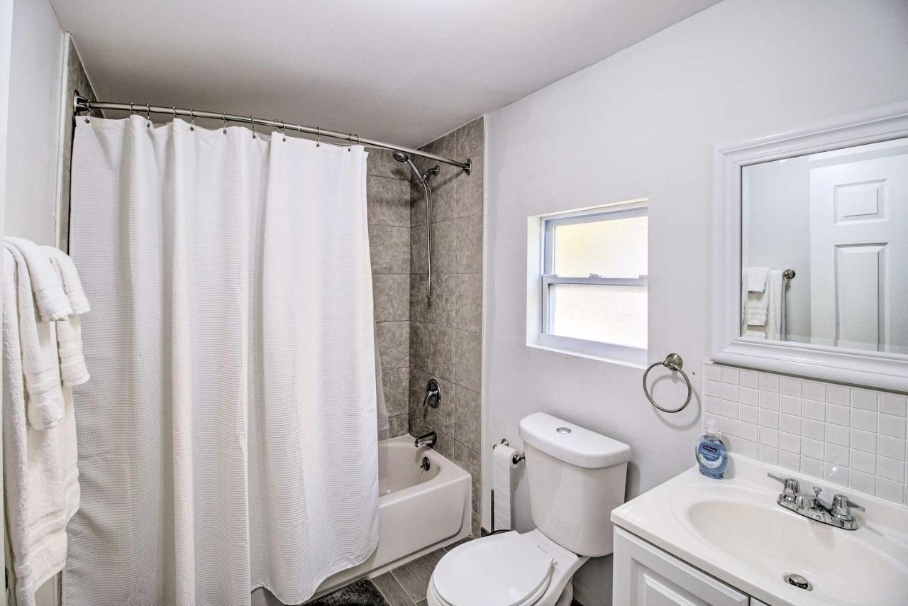 Updated With Patio And Yard Less Than 2 Mi To Palm Beach! Holiday home West Palm Beach