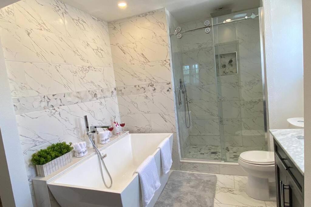 Perfectly Relaxing Queen Suite/freestanding Tub,