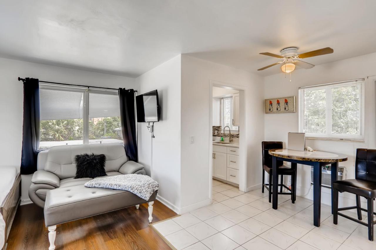 Coral Sands Huge W/ 2 Queen Beds! * West Palm Beach