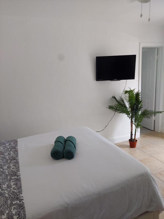 Singer Island Studio/ Walk To The Apartment