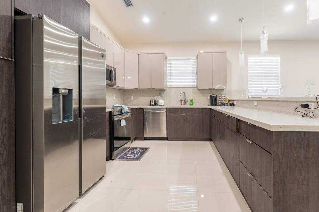 **new**gorgeous 3bedroom Minutes From Beach Casa de férias *