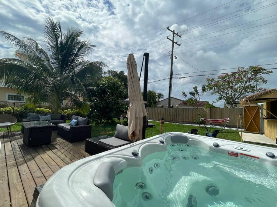 Hot Tub, Tiki Bar, Outdoor Shower, Near Intercoastal Waterway! * West Palm Beach