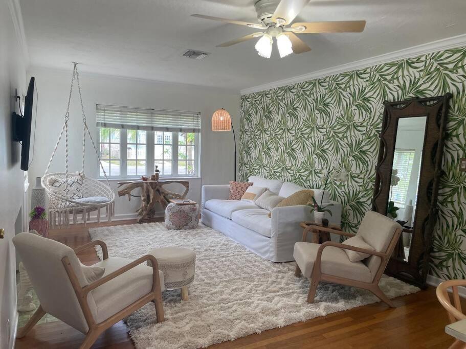 Villa Hot Tub, Tiki Bar, Outdoor Shower, Near Intercoastal Waterway! West Palm Beach
