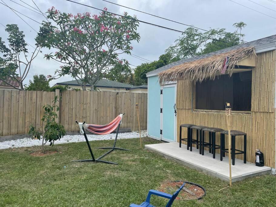 Hot Tub, Tiki Bar, Outdoor Shower, Near Intercoastal Waterway! * West Palm Beach