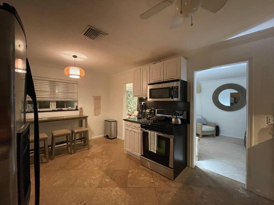 Villa Hot Tub, Tiki Bar, Outdoor Shower, Near Intercoastal Waterway!