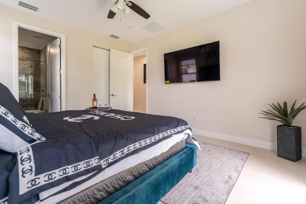 **new**gorgeous 3bedroom Minutes From Beach Casa de férias West Palm Beach
