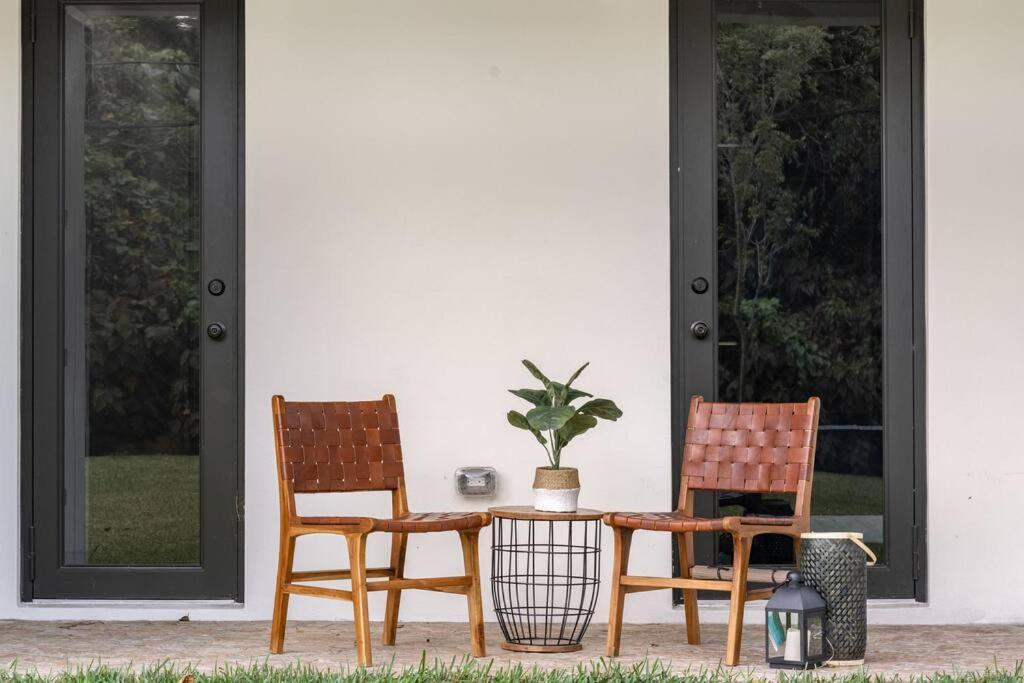 Casa de férias **new**gorgeous 3bedroom Minutes From Beach