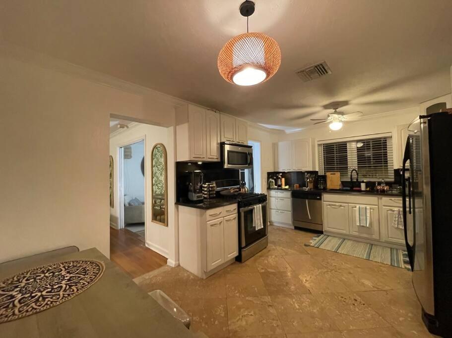 Villa Hot Tub, Tiki Bar, Outdoor Shower, Near Intercoastal Waterway! West Palm Beach