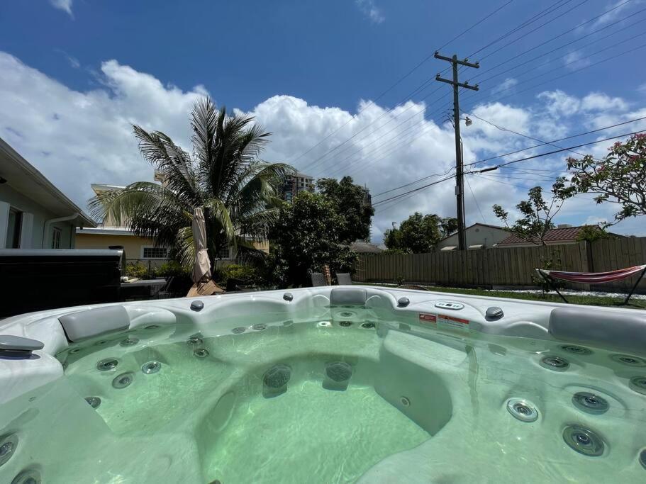 Hot Tub, Tiki Bar, Outdoor Shower, Near Intercoastal Waterway! Villa West Palm Beach