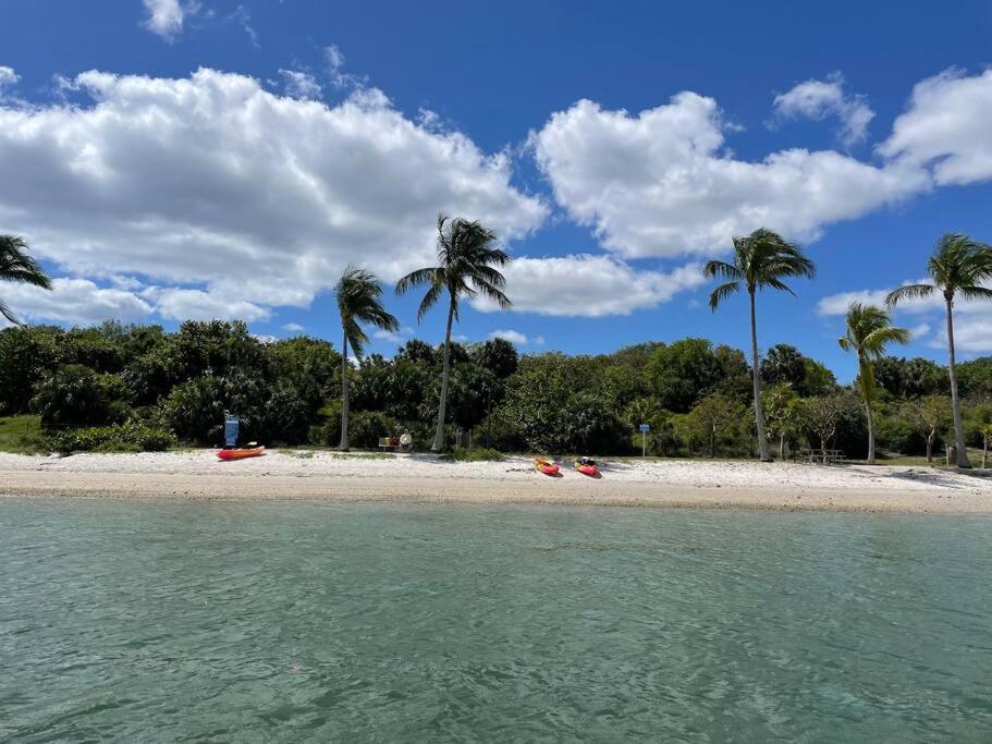Hot Tub, Tiki Bar, Outdoor Shower, Near Intercoastal Waterway! Villa *