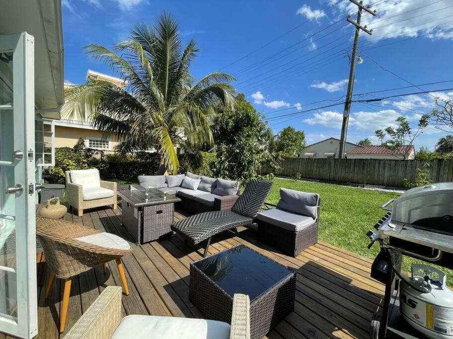 Hot Tub, Tiki Bar, Outdoor Shower, Near Intercoastal Waterway! Villa West Palm Beach