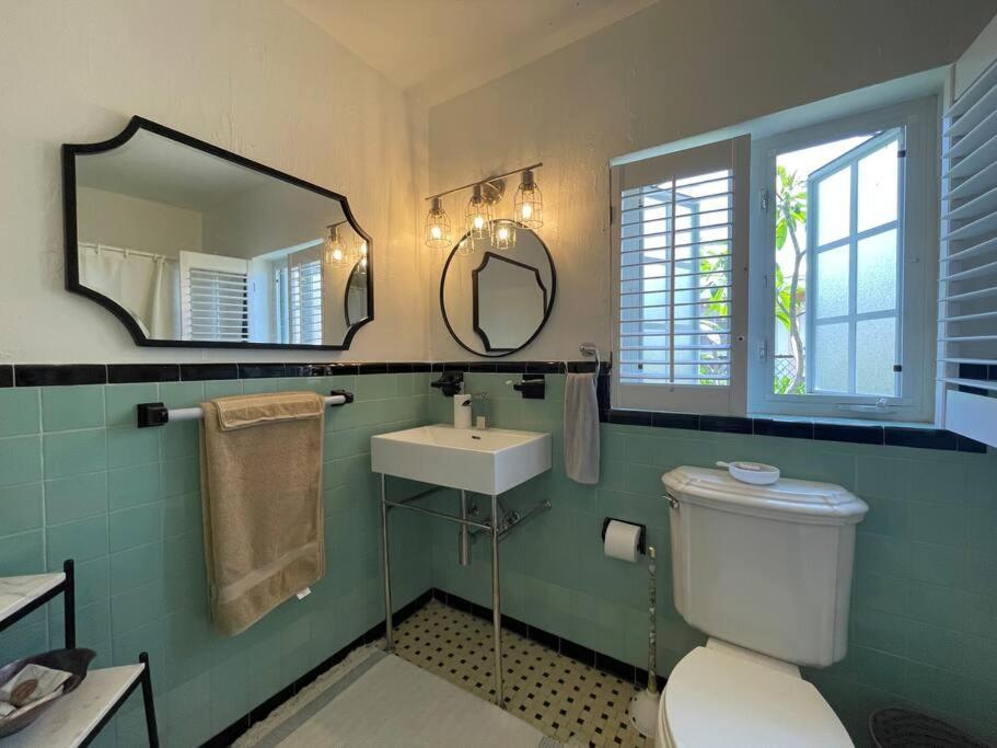 Hot Tub, Tiki Bar, Outdoor Shower, Near Intercoastal Waterway! Villa West Palm Beach