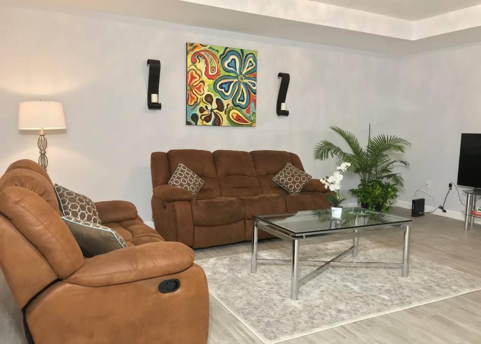 Trendy And Spacious Getaway *